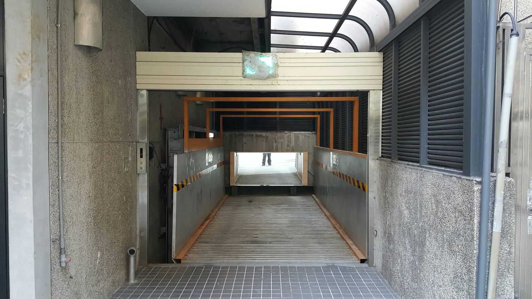 大和砌汽車梯 2樓2停油壓間接鍊條式車梯