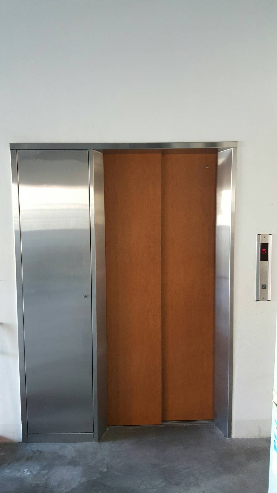 阿漢髮廊 5樓5停無機房客梯