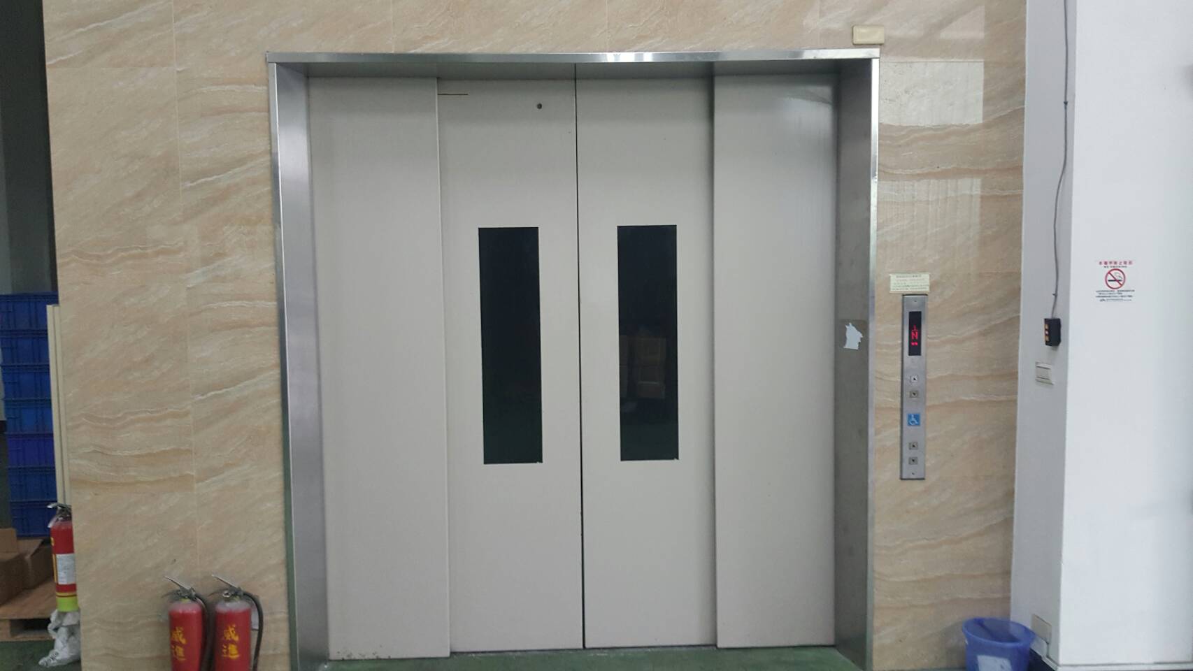 威進塑膠貨梯 7樓7停貨梯