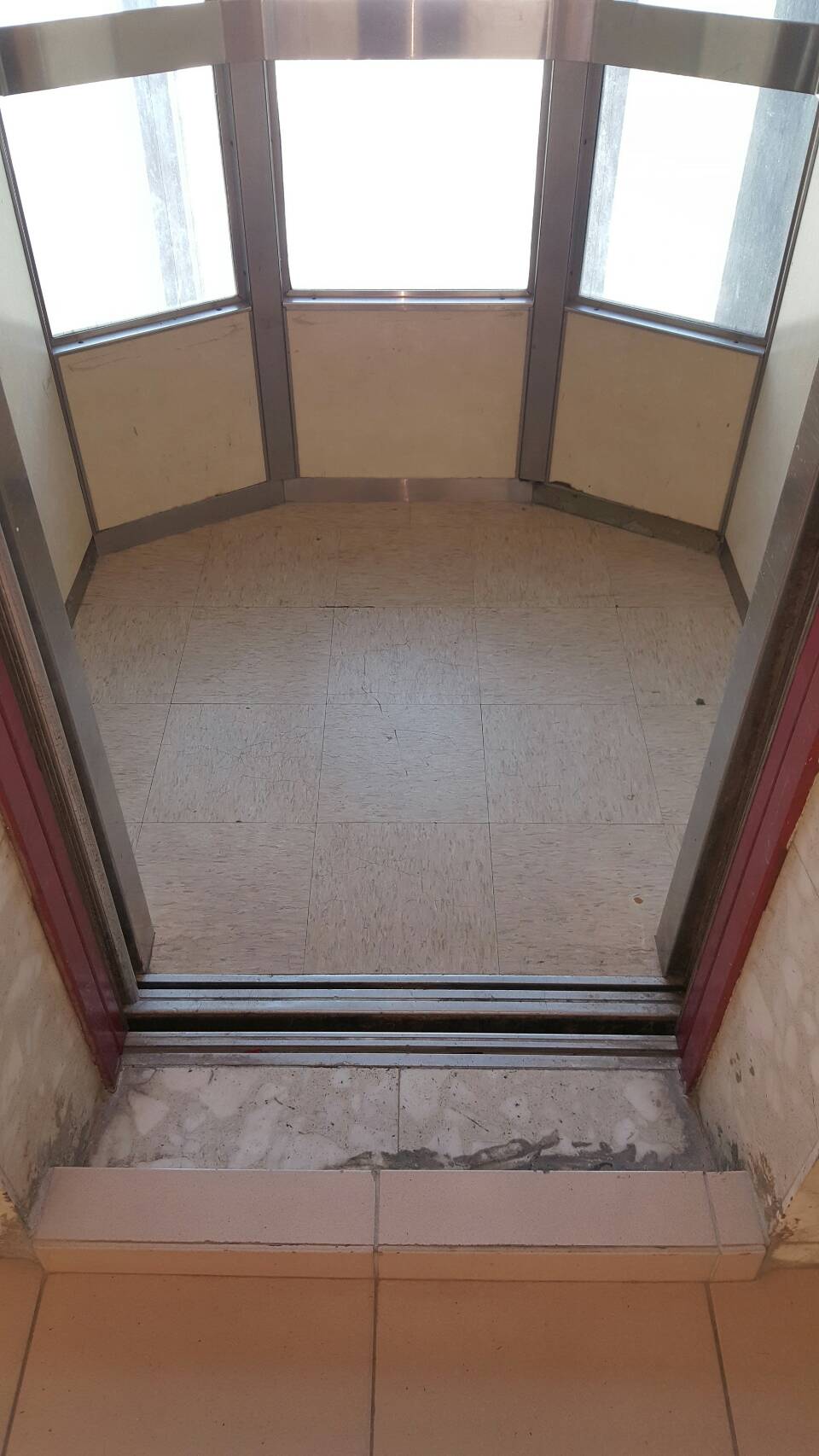 統領財星客梯 左梯14樓14停
右梯15樓15停